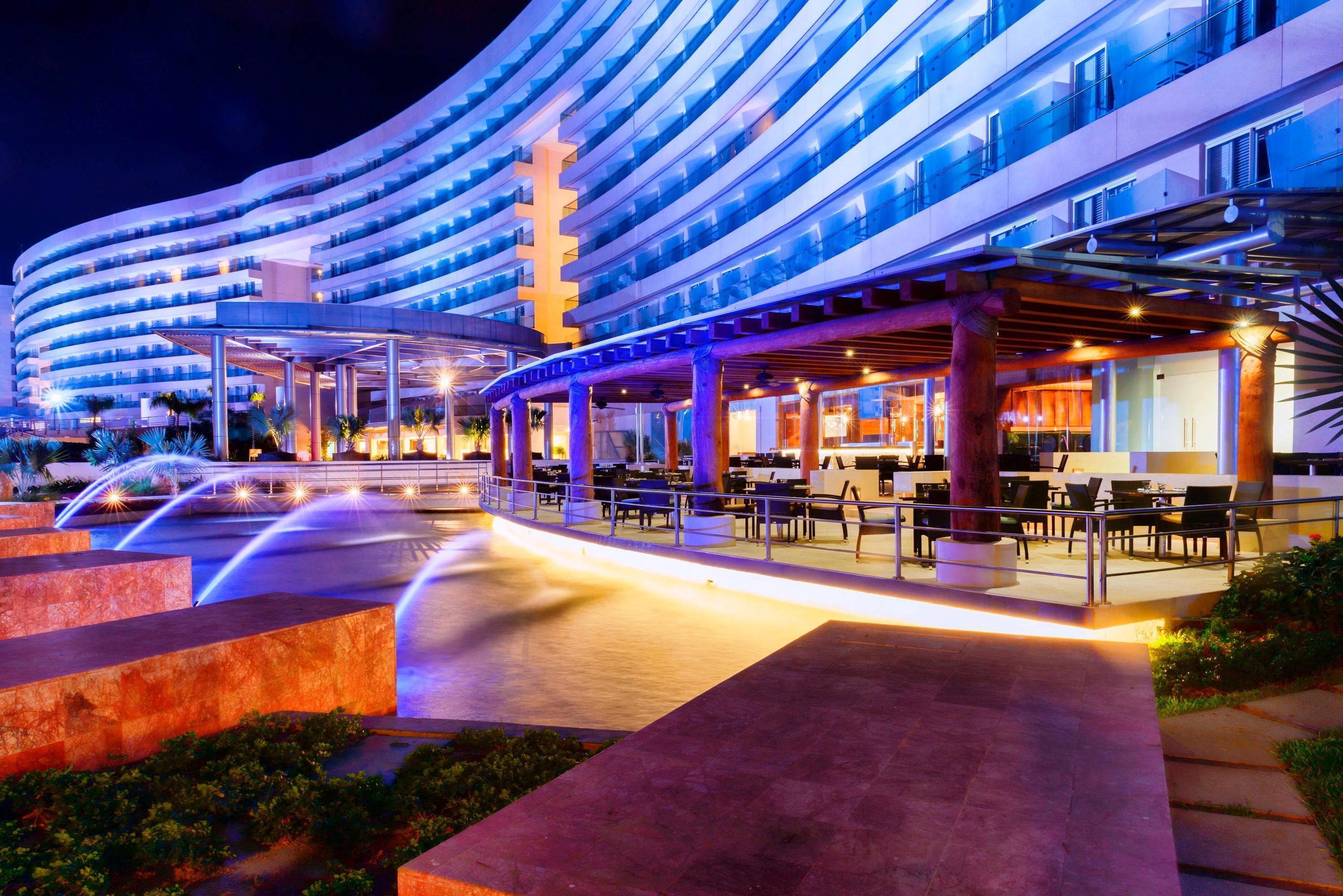Palacio Mundo Imperial Riviera Diamante Acapulco Zewnętrze zdjęcie The resort at night
